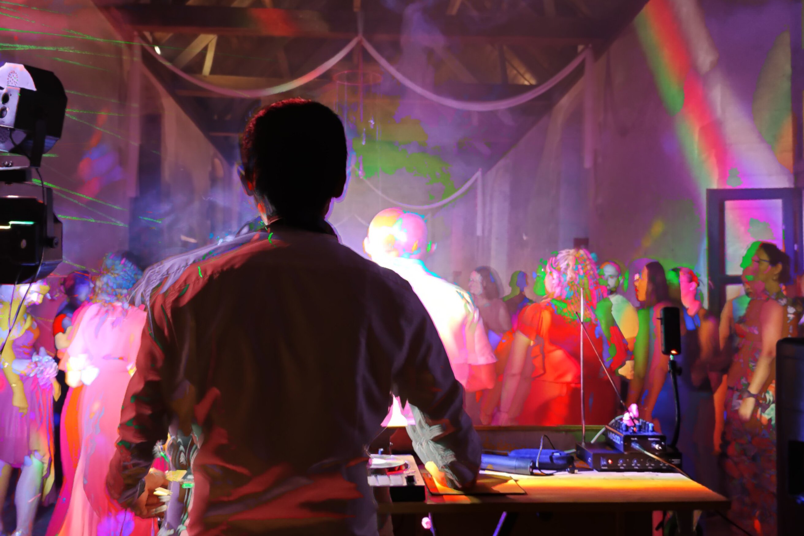 Portrait du DJ derrière les platines